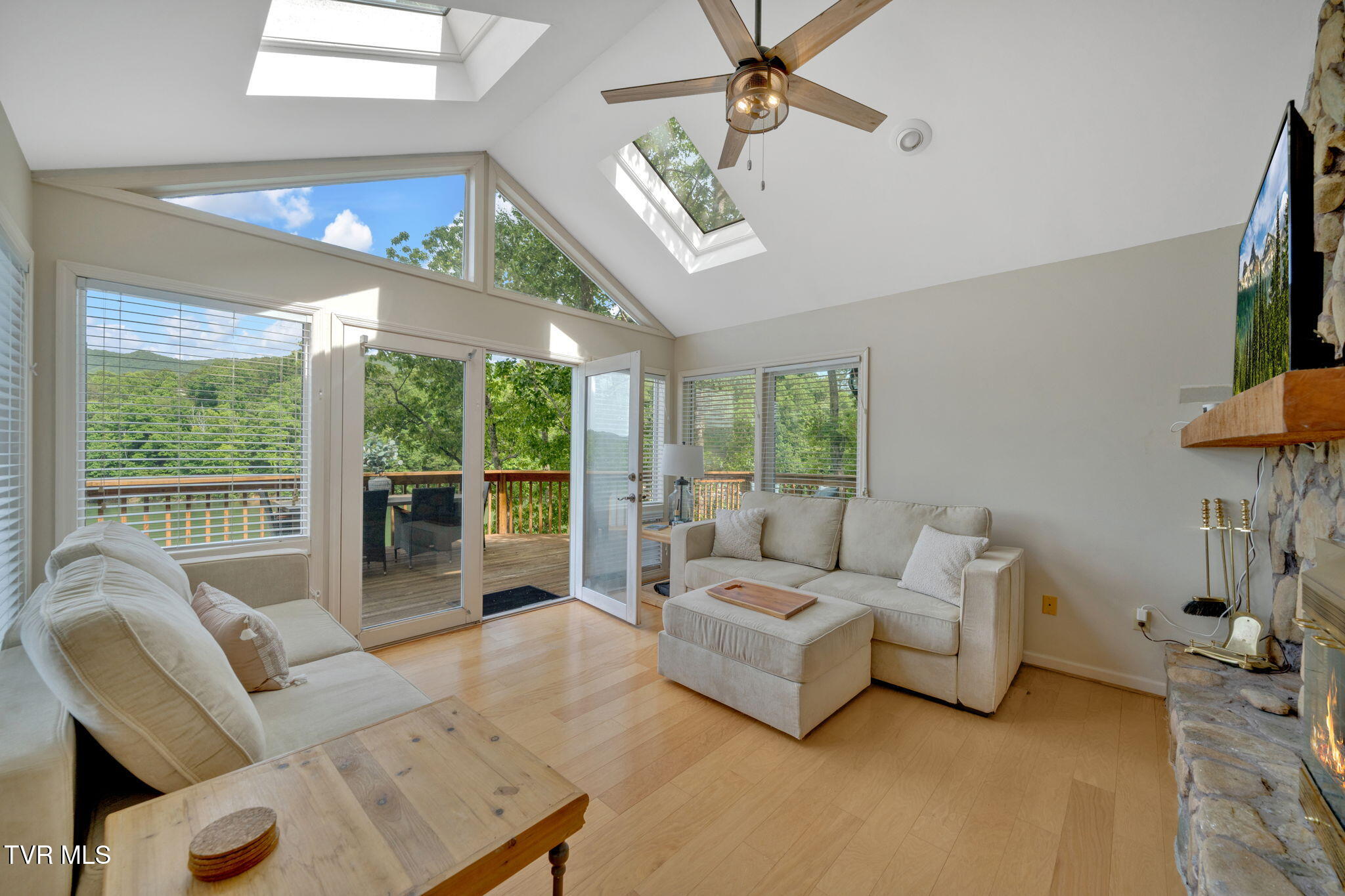 310 Cove Ridge Lane Butler, TN 37640 - Photo 17 of 69 IMG_2804