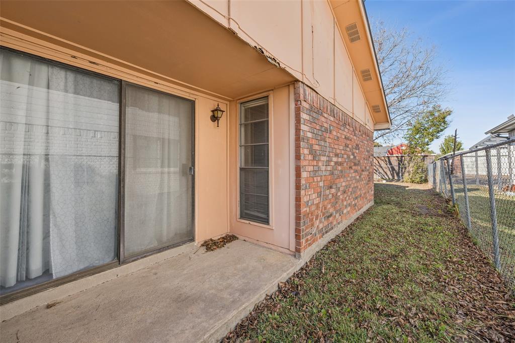 3113 Ridgemoor Drive Garland, TX 75044 - Photo 29 of 30 a backyard of a house