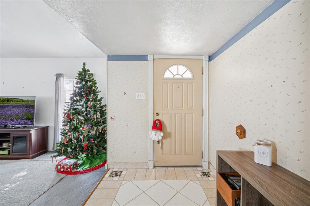 3113 Ridgemoor Drive Garland, TX 75044 - Photo 3 of 30 a view of entryway with livingroom