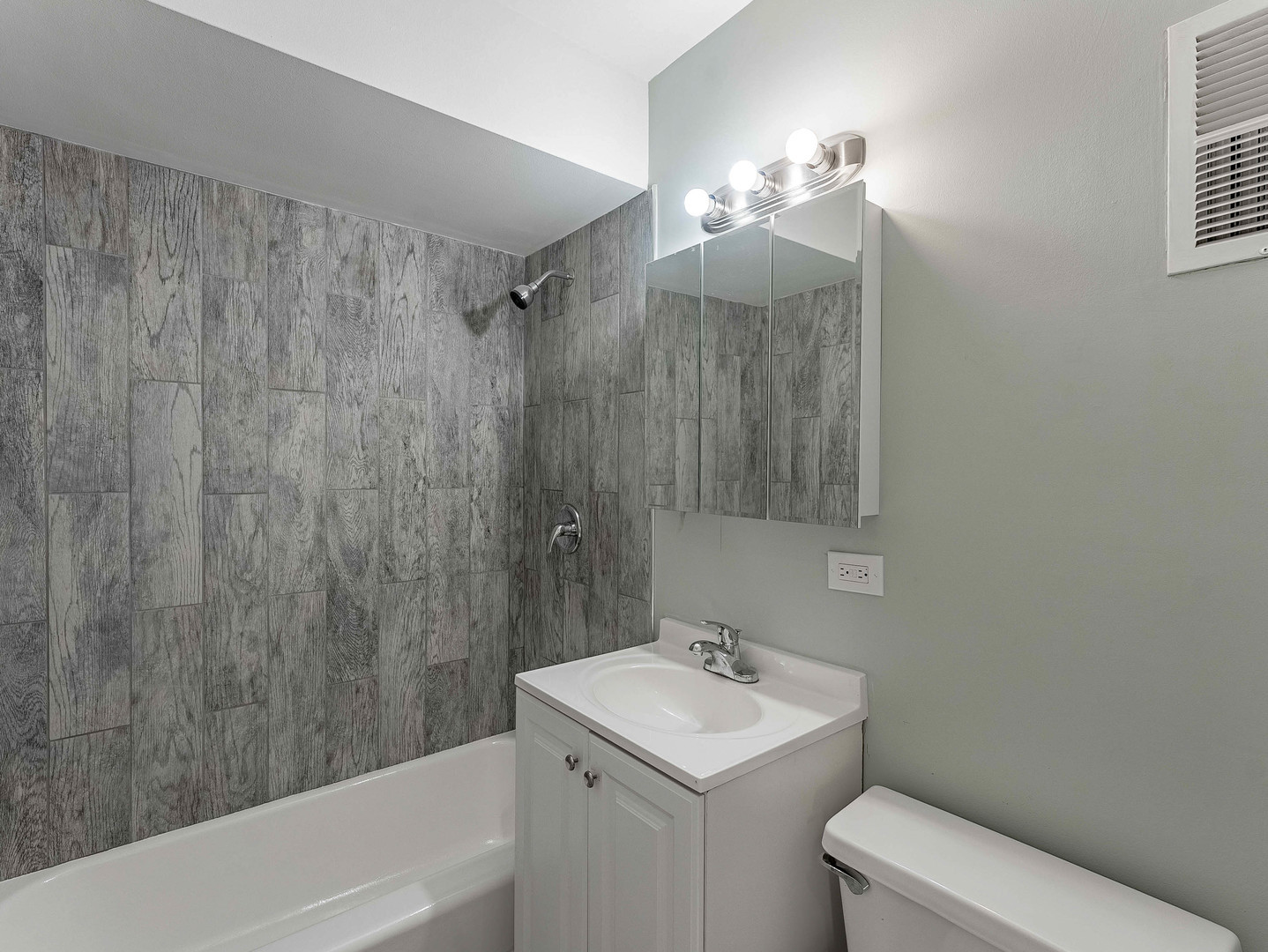 6500 North Ridge Boulevard, Unit 4E Chicago, IL 60626 - Photo 11 of 17 a bathroom with a sink a toilet and shower