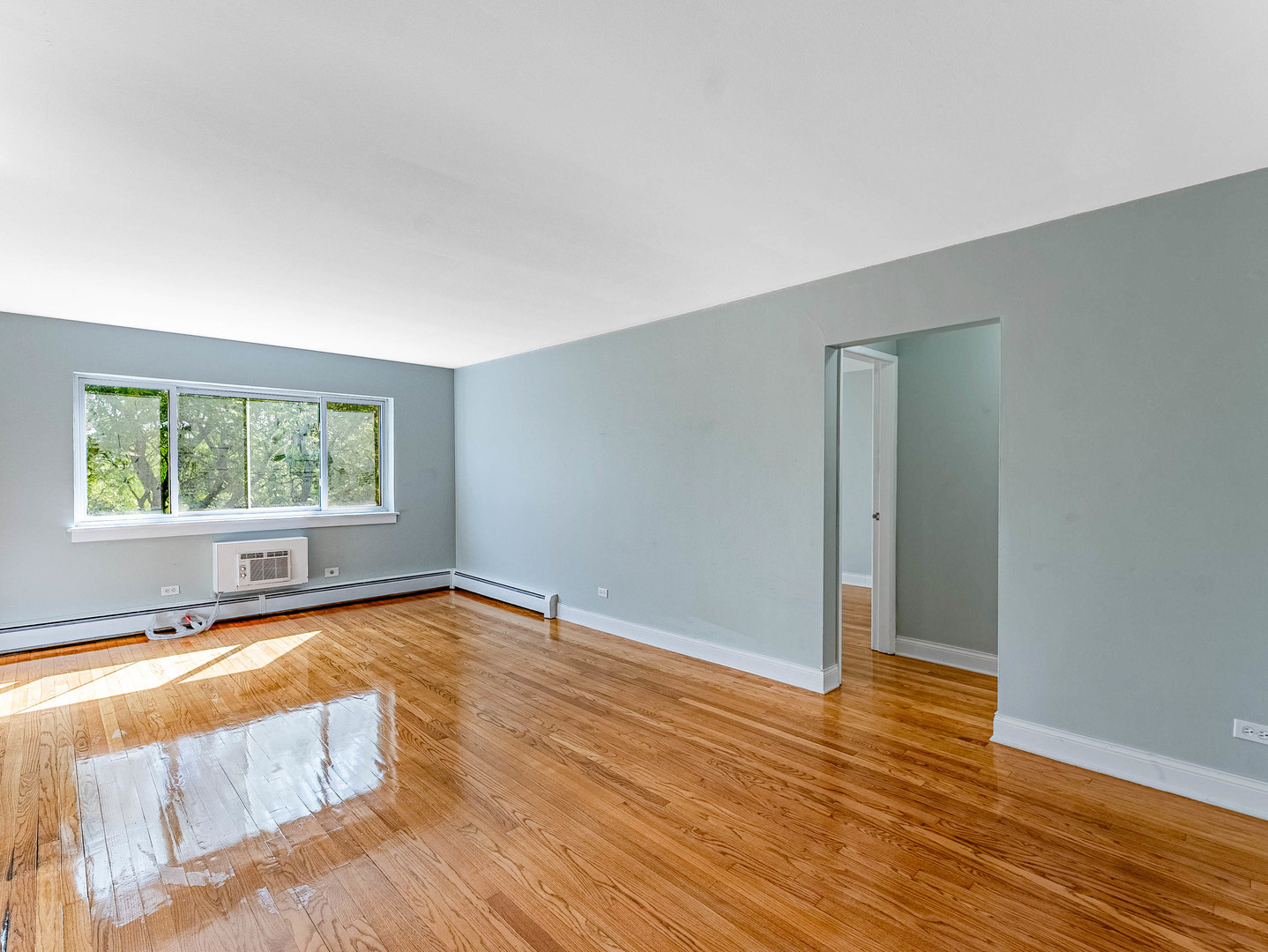 6500 North Ridge Boulevard, Unit 4E Chicago, IL 60626 - Photo 8 of 17 an empty room with wooden floor and windows