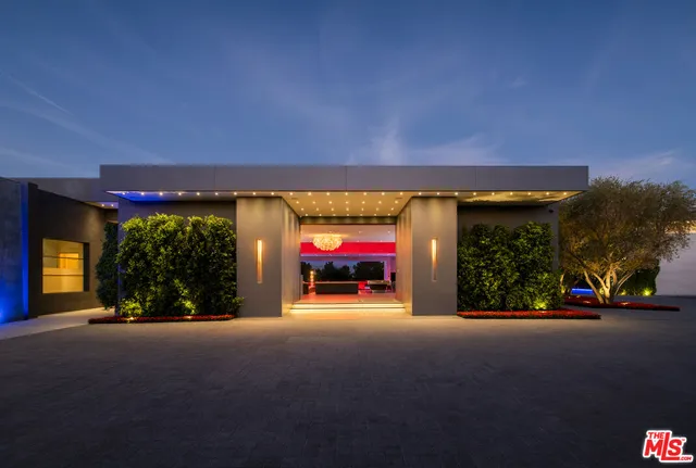 a room with lots of tables and chairs