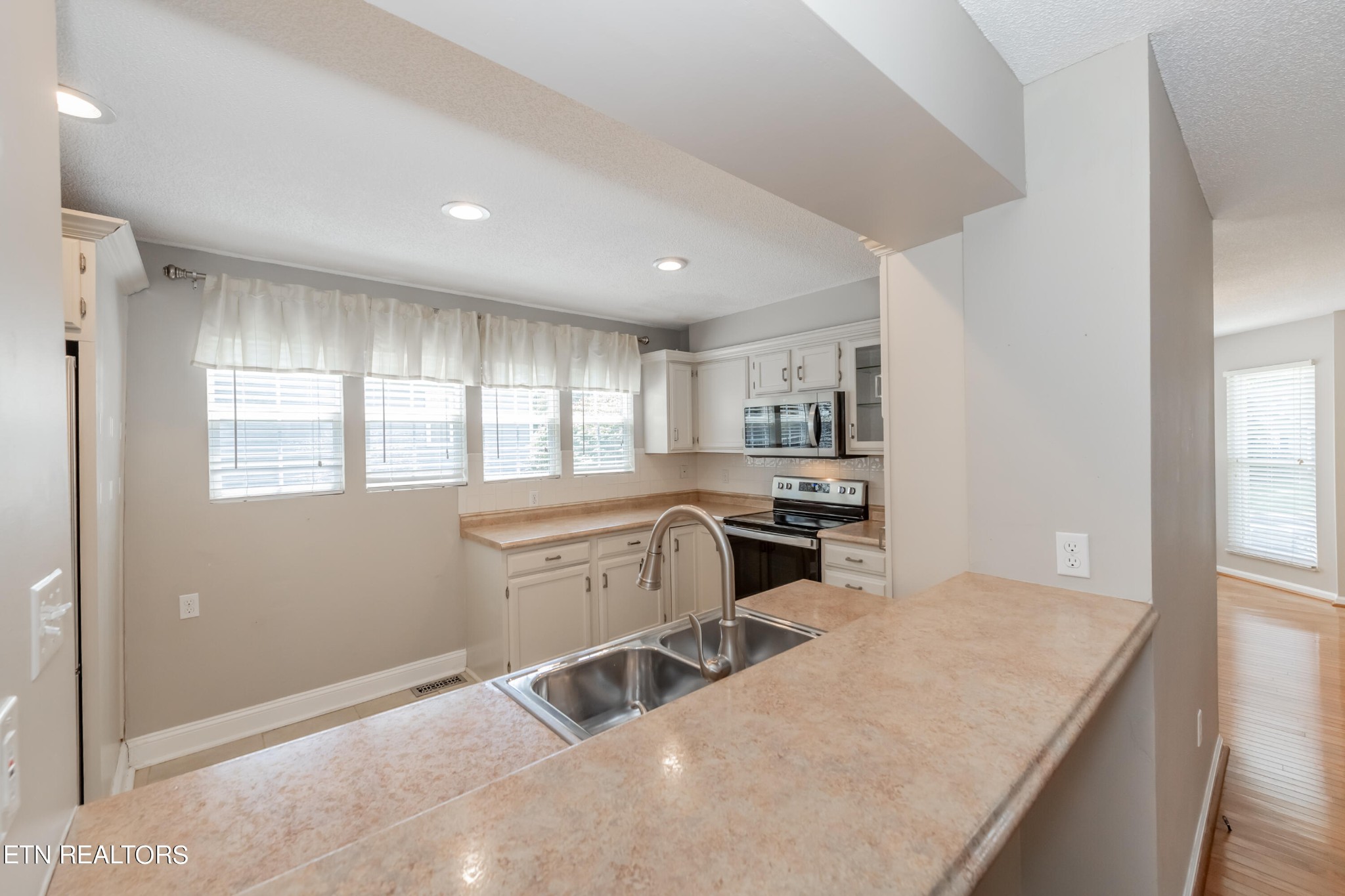 1404 Wenlock Road Knoxville, TN 37922 - Photo 9 of 41 Gallery Image 9