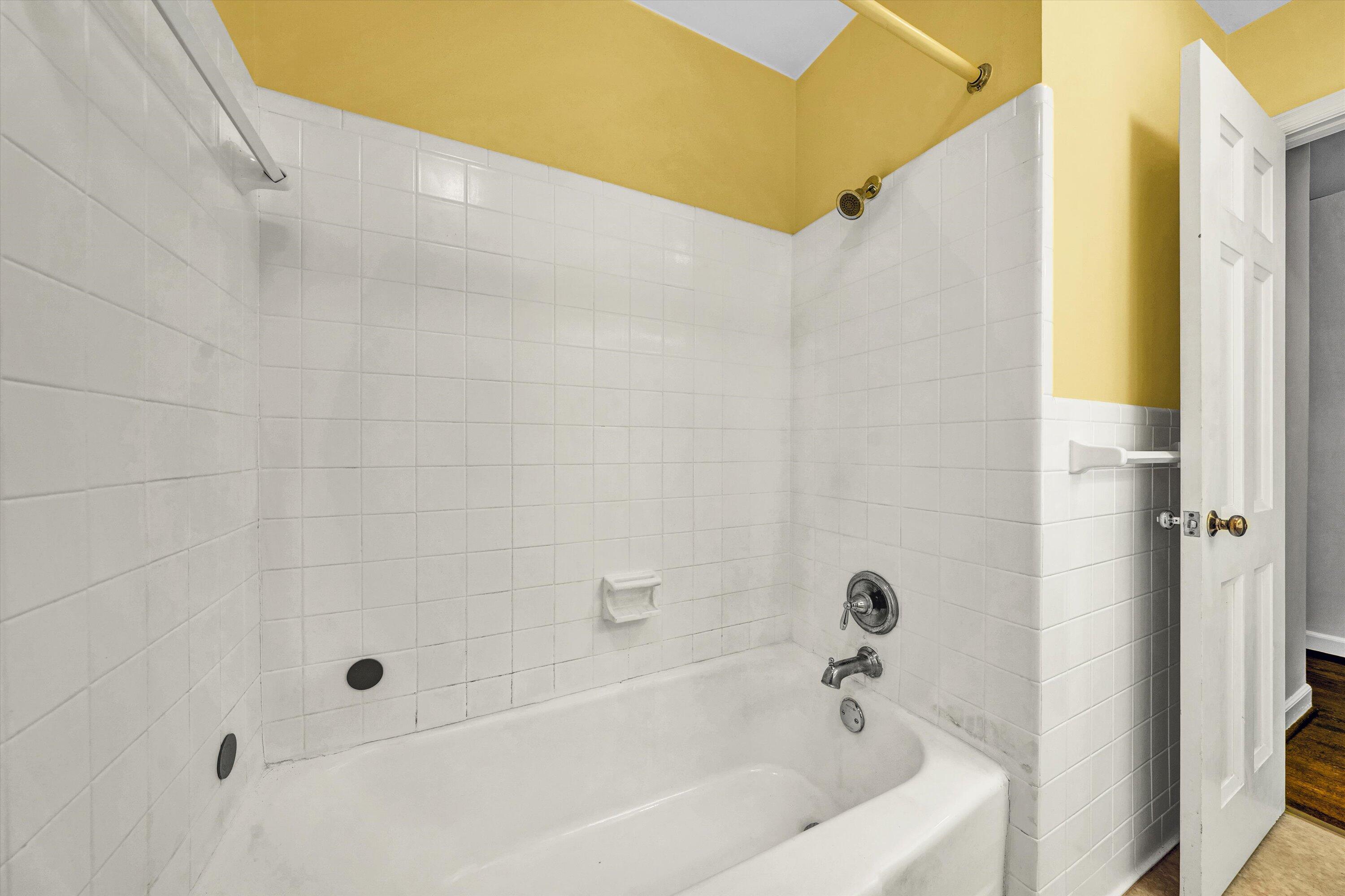 3008 Lofton Road Roanoke, VA 24018 - Photo 24 of 52 a bathroom with a bathtub