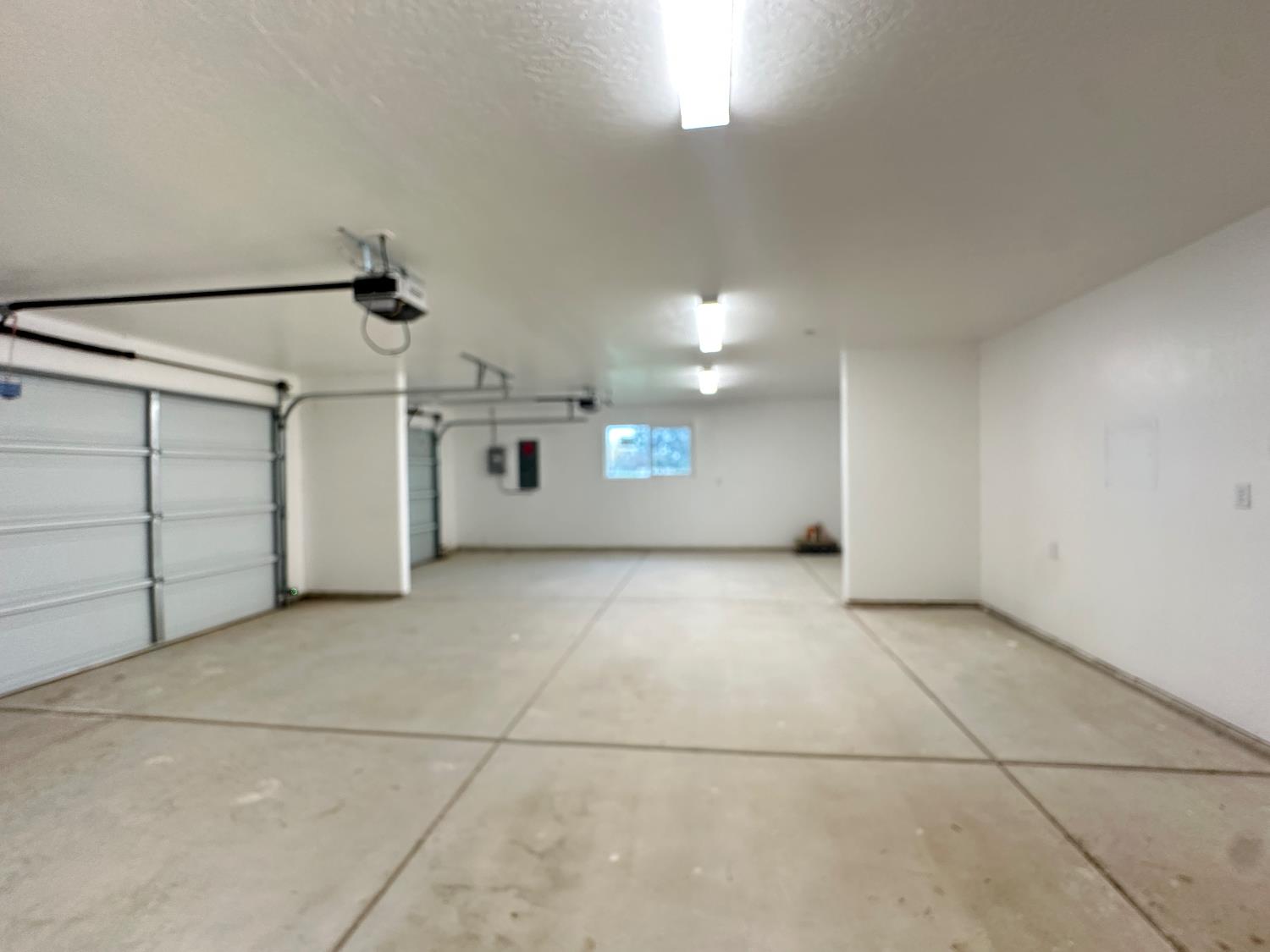 20568 Road 31 Madera, CA 93638 - Photo 23 of 24 a view of a garage