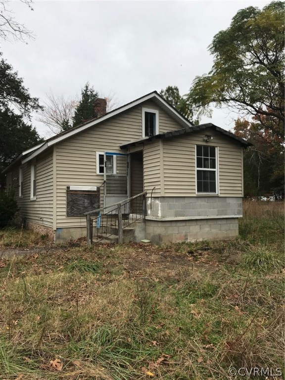 15115 Nash Road Chesterfield, VA 23838 - Photo 3 of 3 a backyard of a house with table and chairs