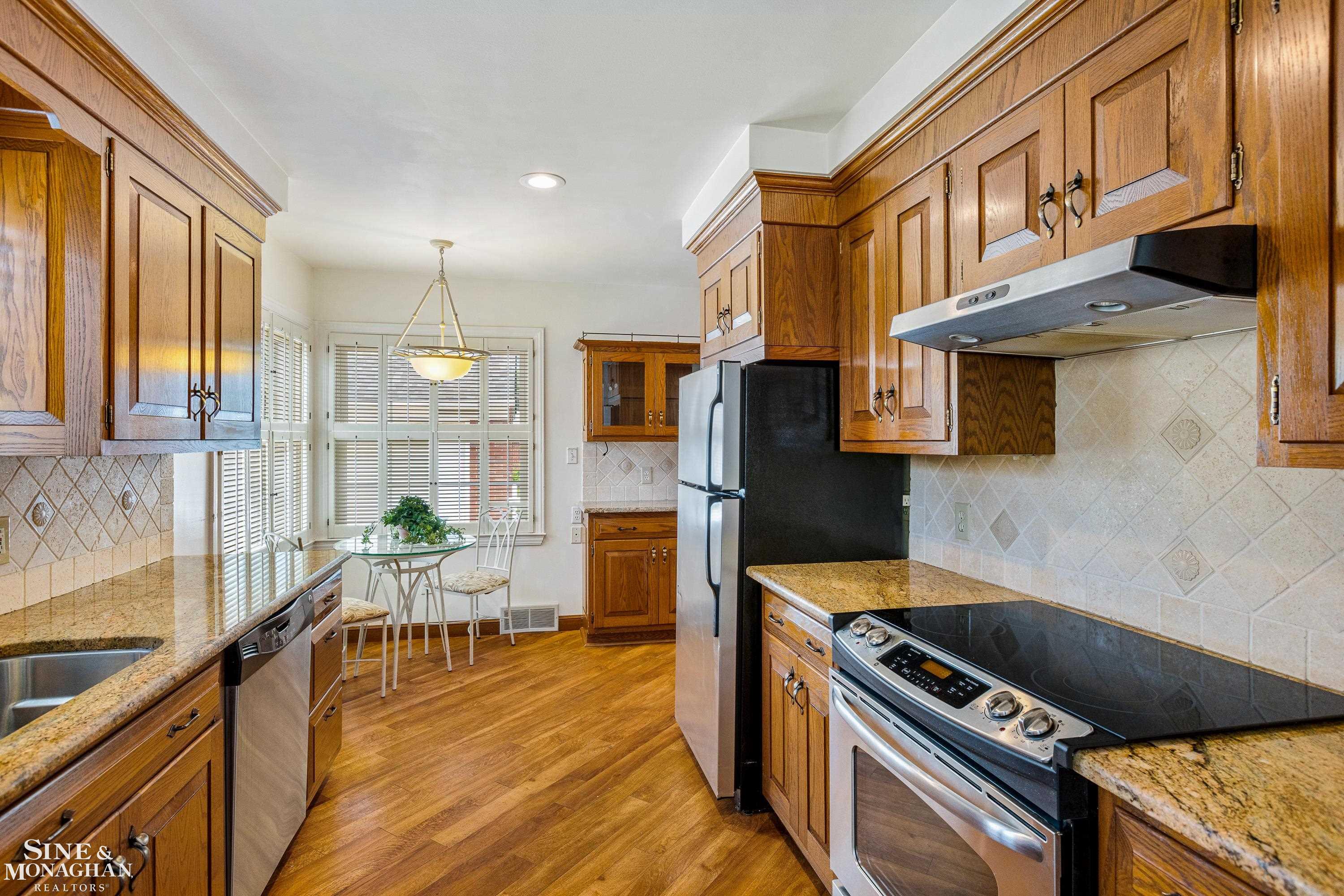 596 Hampton Road Grosse Pointe, MI 48236 - Photo 7 of 37 50116672-6.JPG