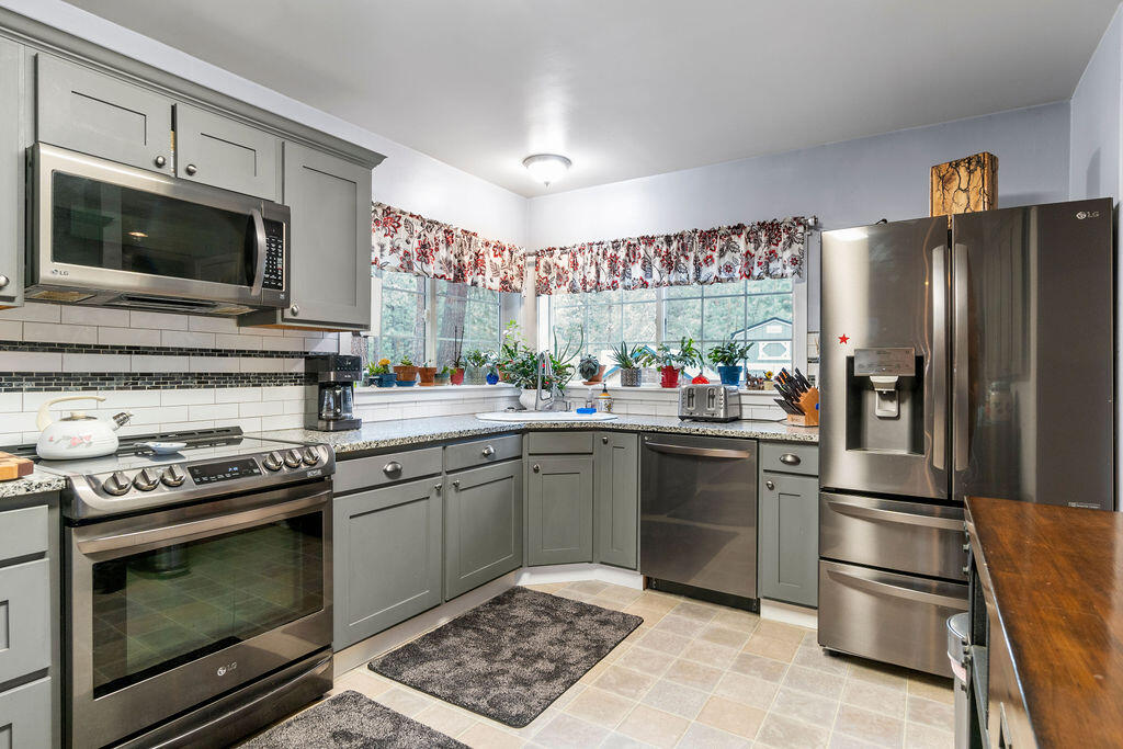 59675 Cheyenne Road Bend, OR 97702 - Photo 15 of 34 kitchen