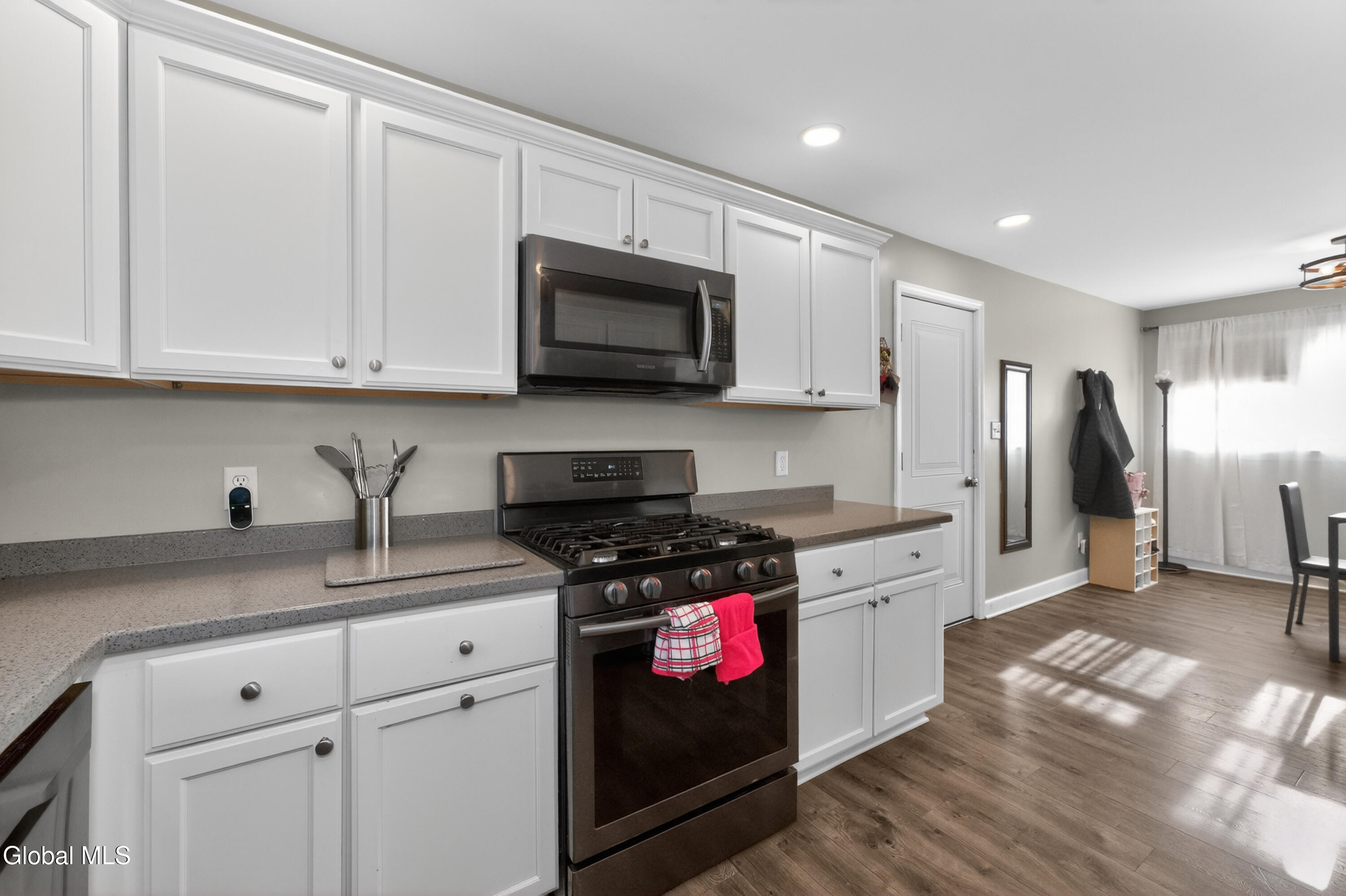 9 Mullen Drive Rotterdam, NY 12306 - Photo 11 of 44 2 Kitchen 6