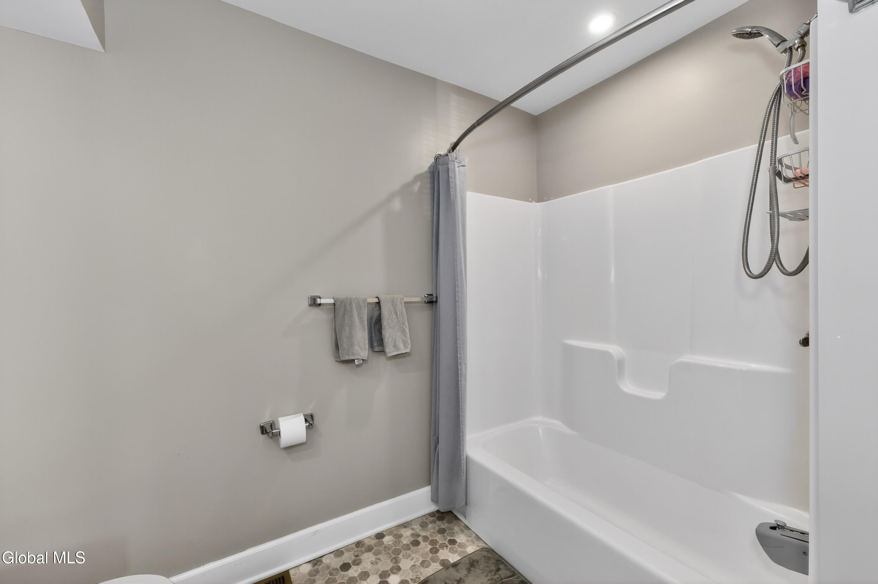 9 Mullen Drive Rotterdam, NY 12306 - Photo 24 of 44 5 Bathroom 2
