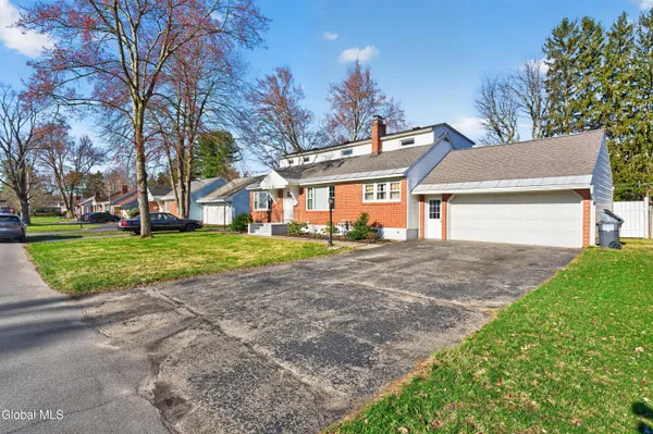 $419,000 | 9 Mullen Drive, Rotterdam, NY 12306