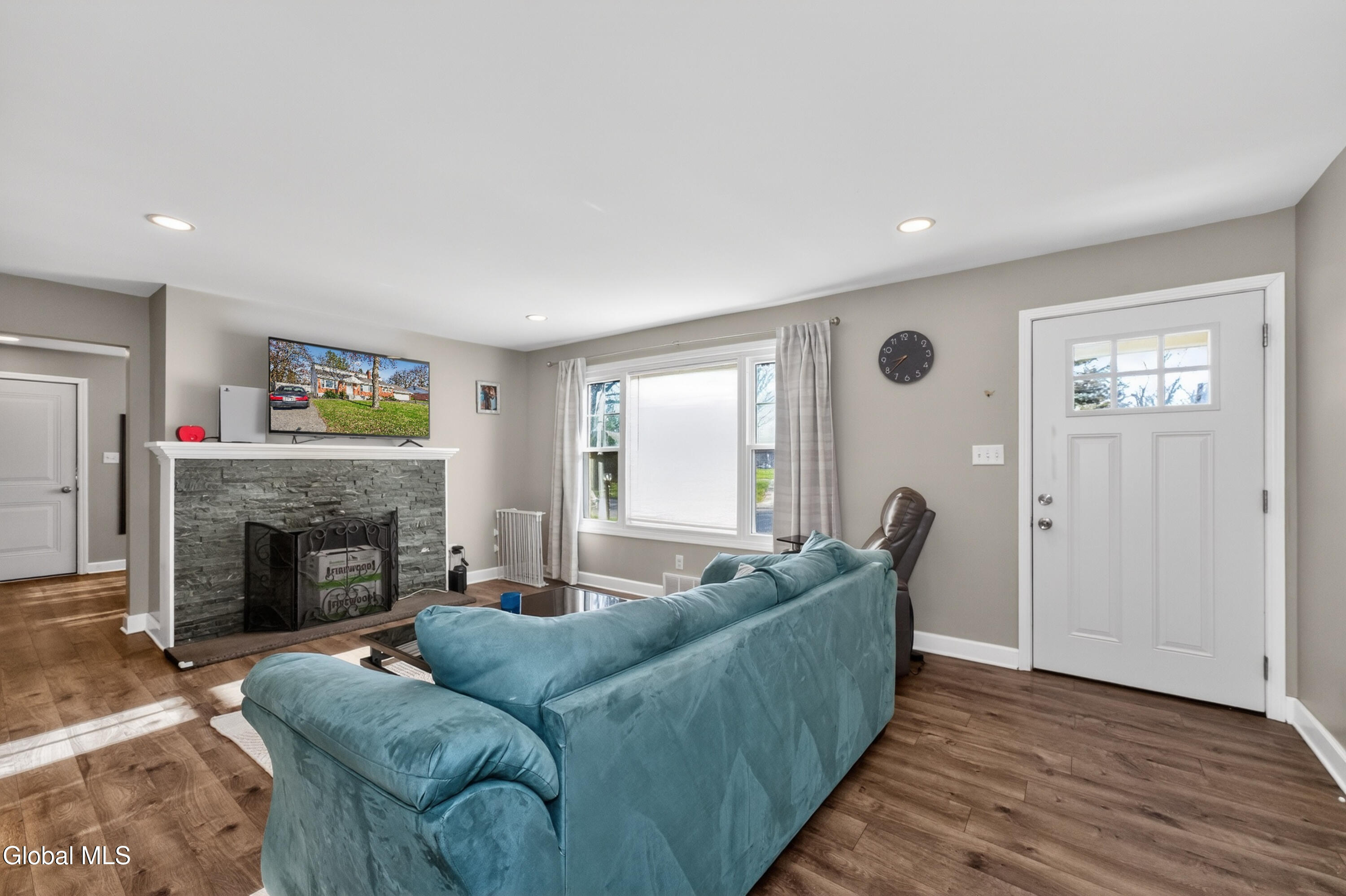 9 Mullen Drive Rotterdam, NY 12306 - Photo 5 of 44 1 Livingroom 3
