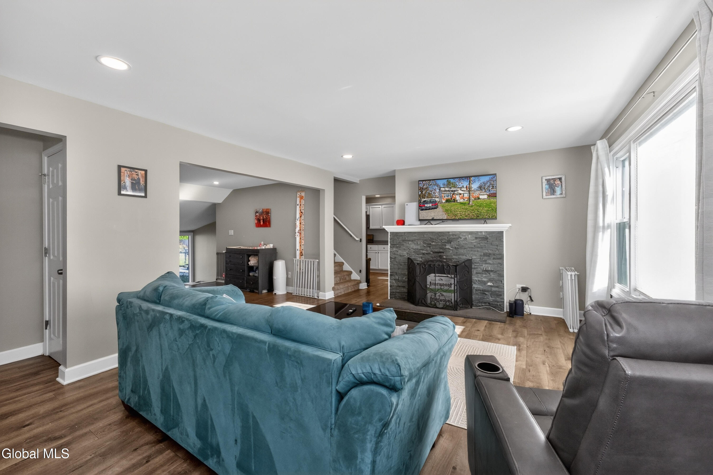 9 Mullen Drive Rotterdam, NY 12306 - Photo 7 of 44 1 Livingroom 2
