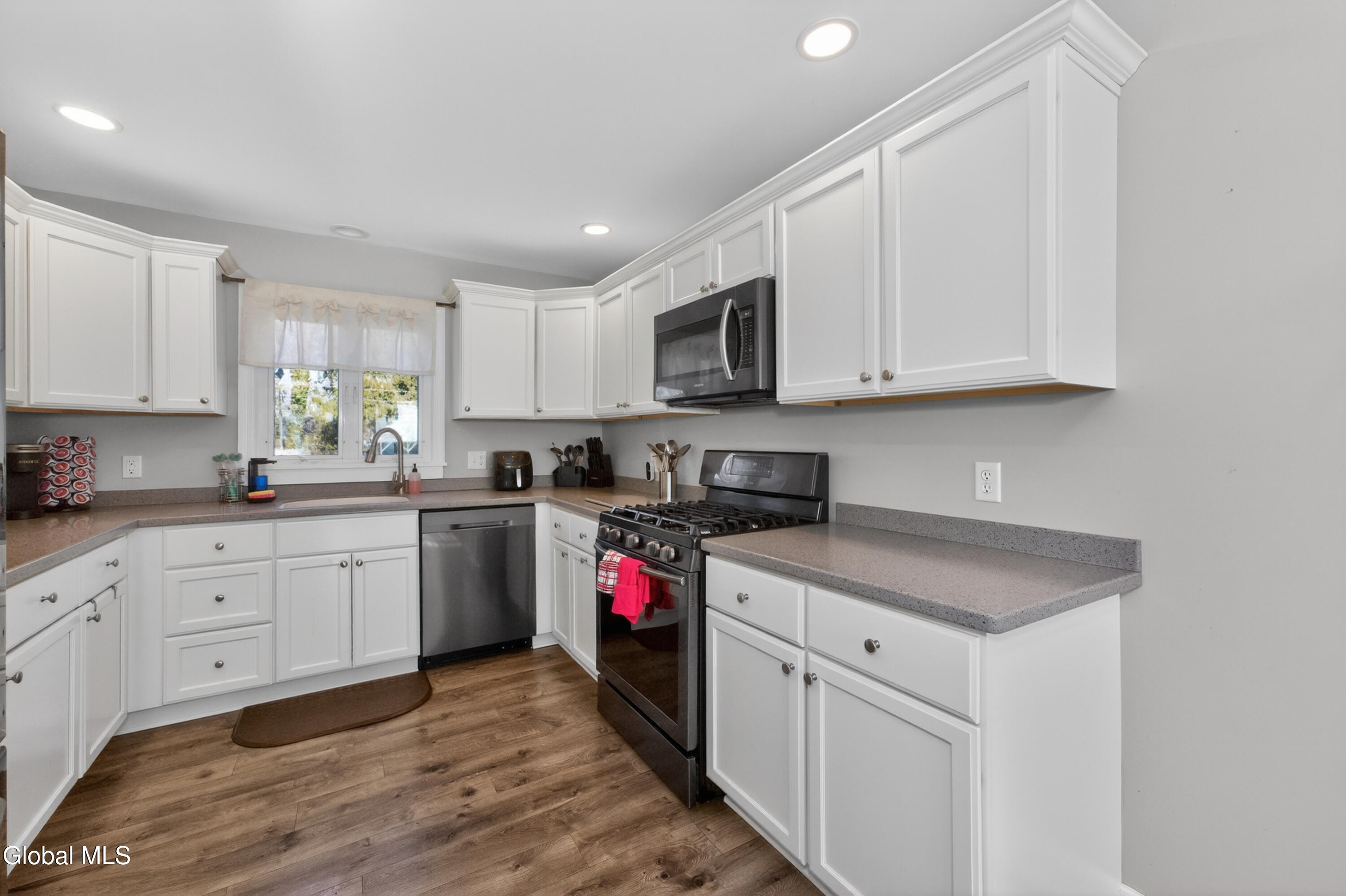 9 Mullen Drive Rotterdam, NY 12306 - Photo 9 of 44 2 Kitchen 5