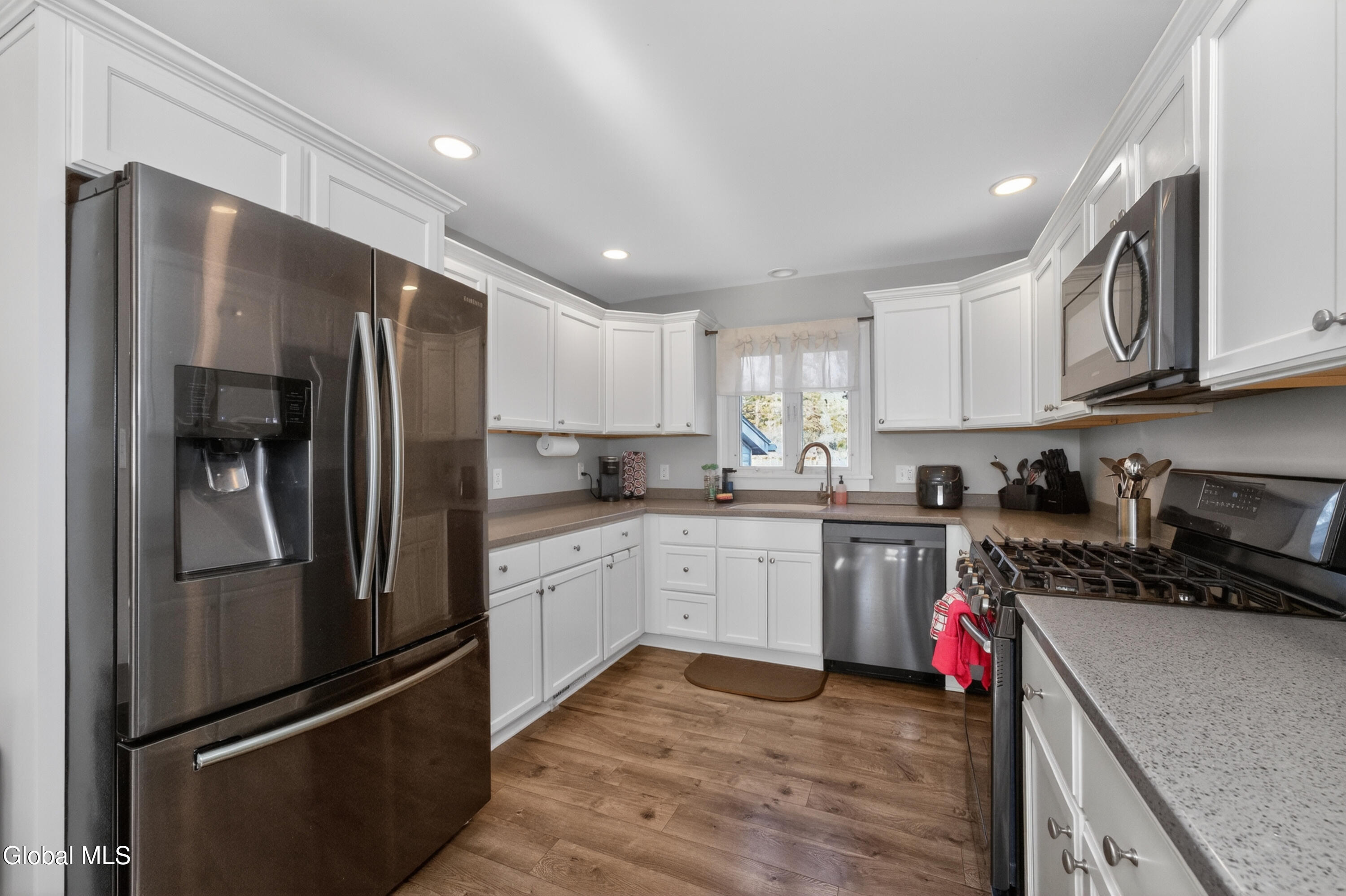 9 Mullen Drive Rotterdam, NY 12306 - Photo 10 of 44 2 Kitchen 4