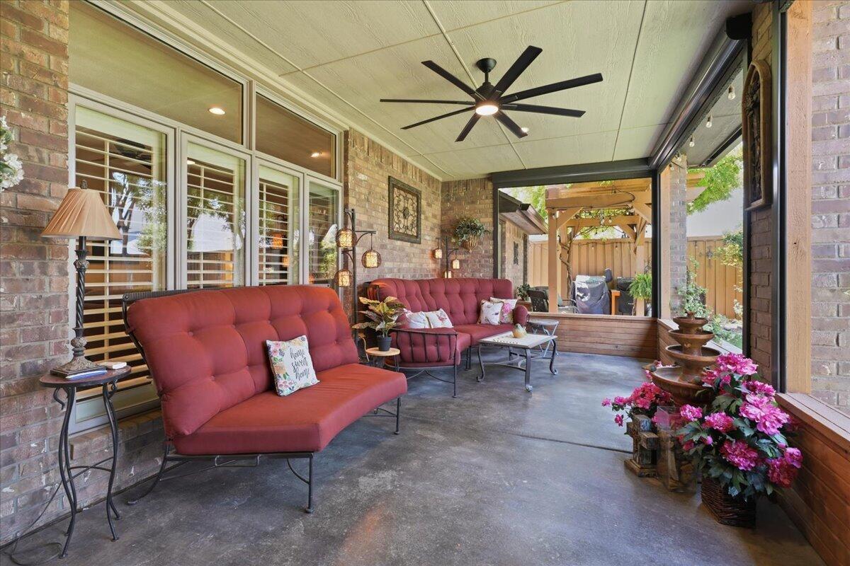 4612 100th Street Lubbock, TX 79424 - Photo 48 of 55 a living room with furniture and a large window