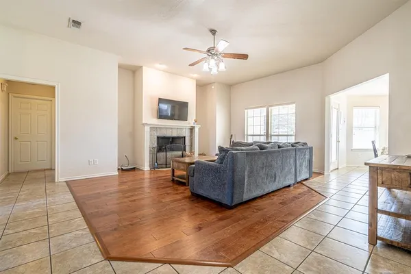 $295,000 | 1909 Lazy Court, Granbury, TX 76048