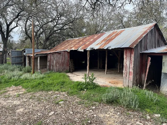 a view of a big room with closet