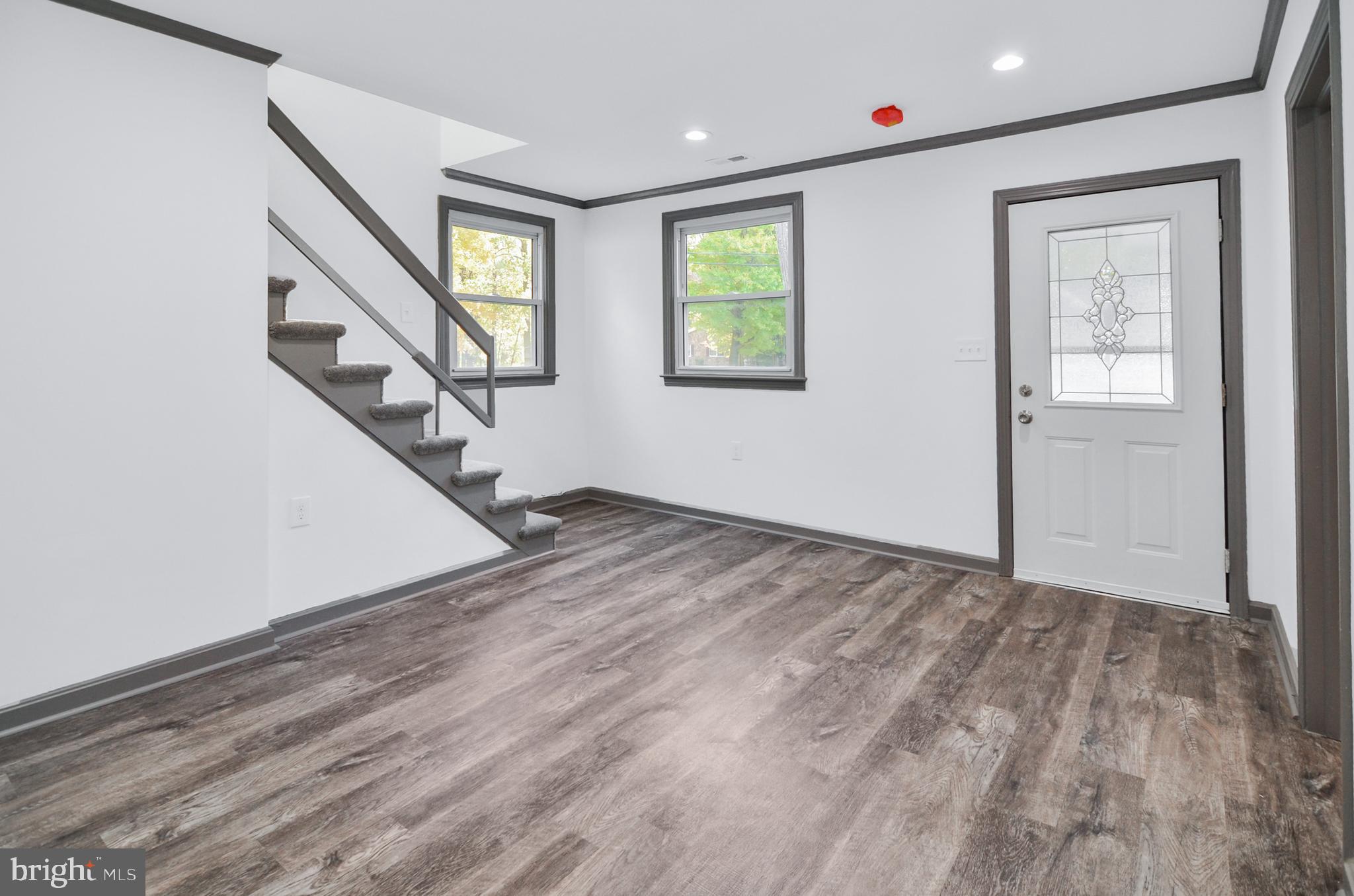 313 Locust Avenue Baltimore, MD 21221 - Photo 15 of 25 LIVING ROOM