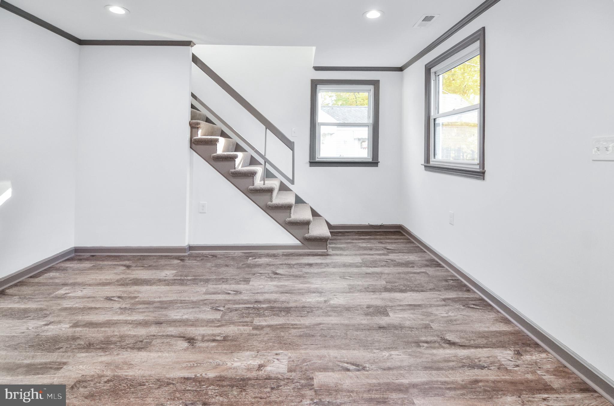 313 Locust Avenue Baltimore, MD 21221 - Photo 3 of 25 LIVING ROOM