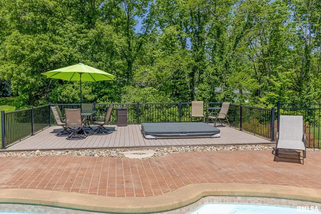 $415,000 | 4 Valley Lane, Carlinville, IL 62626