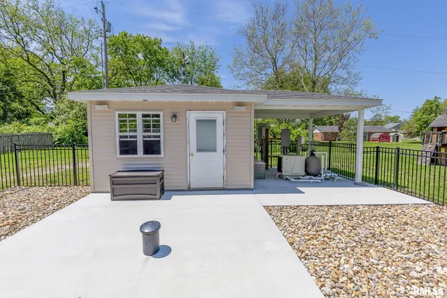 $415,000 | 4 Valley Lane, Carlinville, IL 62626