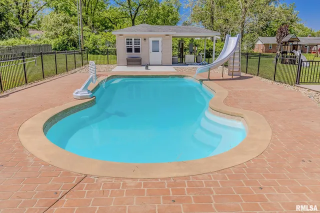 $415,000 | 4 Valley Lane, Carlinville, IL 62626