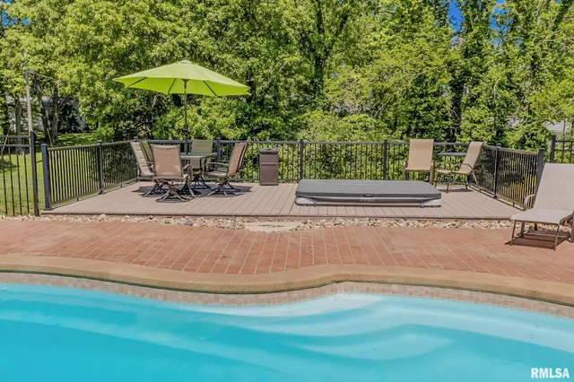 $415,000 | 4 Valley Lane, Carlinville, IL 62626