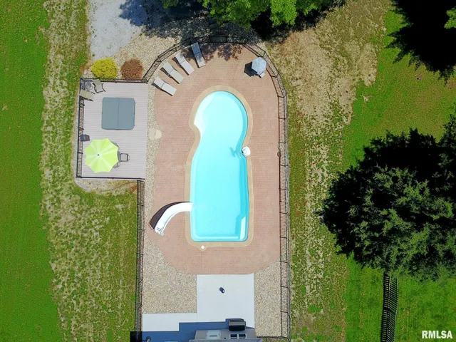 $415,000 | 4 Valley Lane, Carlinville, IL 62626