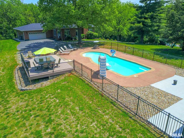 $415,000 | 4 Valley Lane, Carlinville, IL 62626