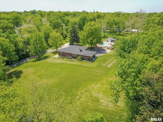 $415,000 | 4 Valley Lane, Carlinville, IL 62626