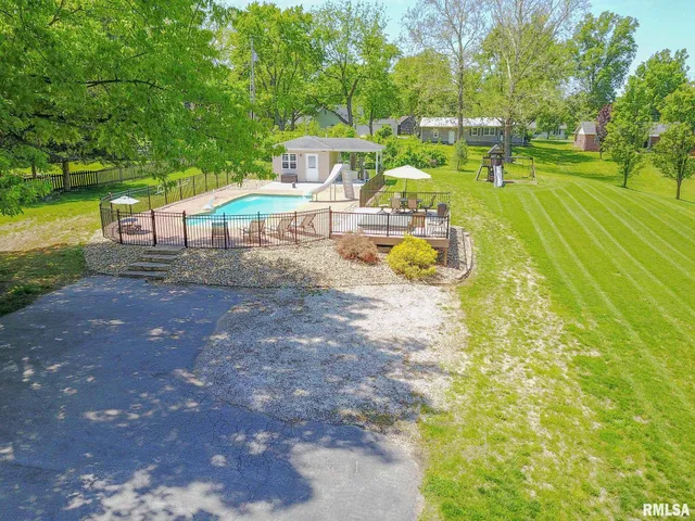 $415,000 | 4 Valley Lane, Carlinville, IL 62626