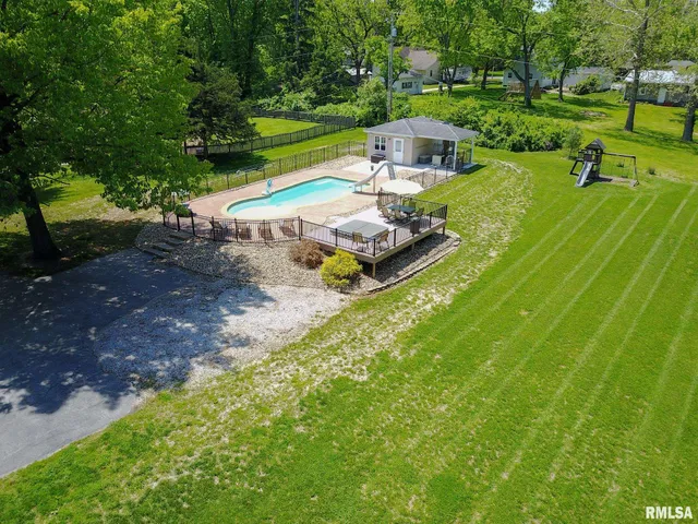 $415,000 | 4 Valley Lane, Carlinville, IL 62626