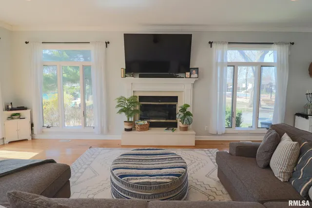 $415,000 | 4 Valley Lane, Carlinville, IL 62626