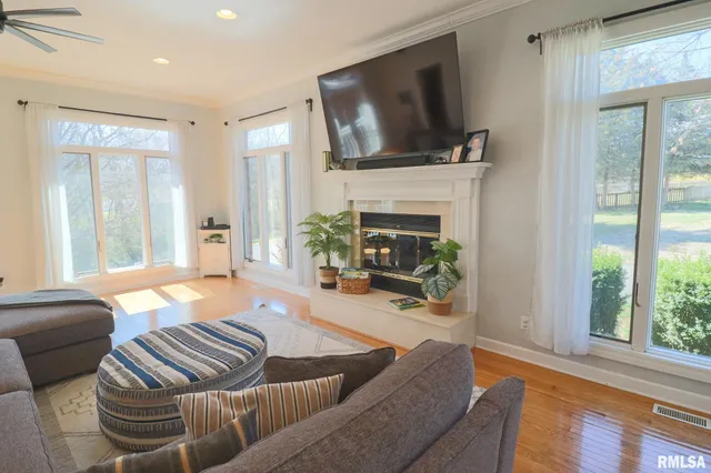 $415,000 | 4 Valley Lane, Carlinville, IL 62626