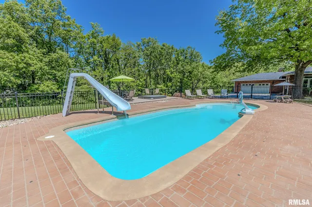 $415,000 | 4 Valley Lane, Carlinville, IL 62626