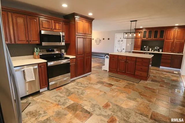 $415,000 | 4 Valley Lane, Carlinville, IL 62626