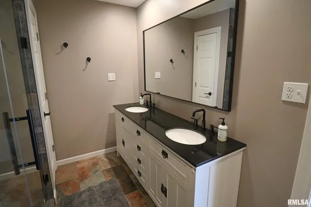 $415,000 | 4 Valley Lane, Carlinville, IL 62626