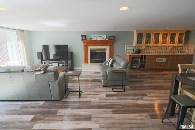 $415,000 | 4 Valley Lane, Carlinville, IL 62626