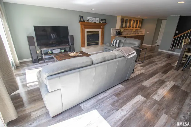 $415,000 | 4 Valley Lane, Carlinville, IL 62626