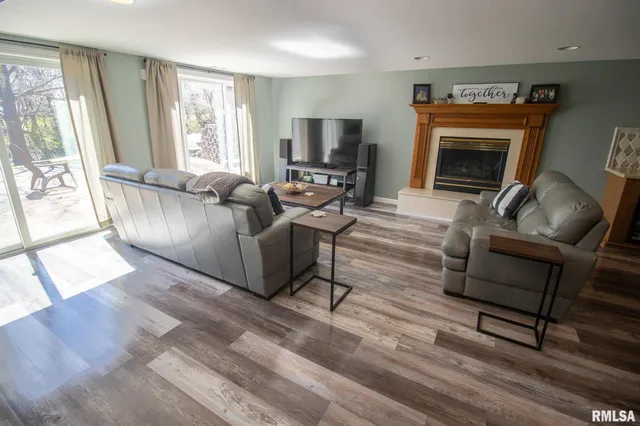 $415,000 | 4 Valley Lane, Carlinville, IL 62626