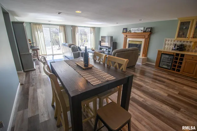 $415,000 | 4 Valley Lane, Carlinville, IL 62626