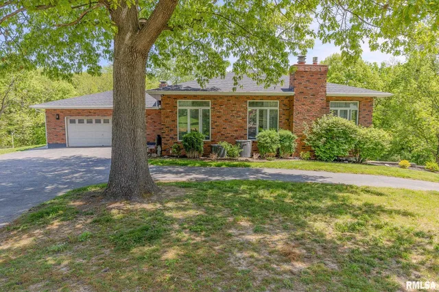 $415,000 | 4 Valley Lane, Carlinville, IL 62626