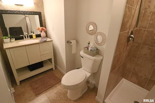 $415,000 | 4 Valley Lane, Carlinville, IL 62626