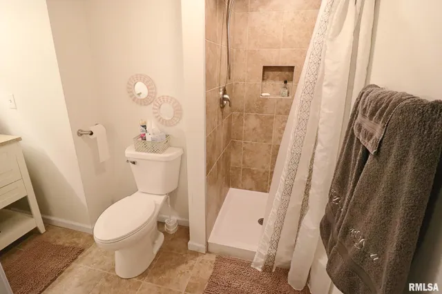 $415,000 | 4 Valley Lane, Carlinville, IL 62626