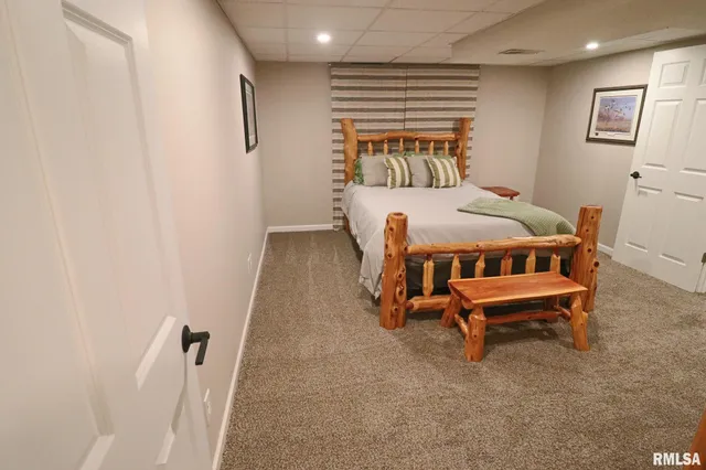 $415,000 | 4 Valley Lane, Carlinville, IL 62626