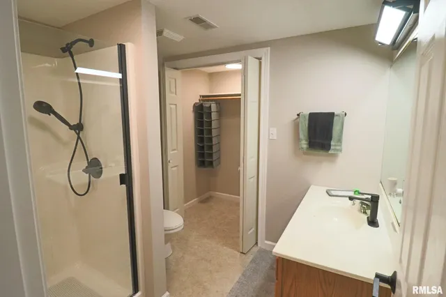 $415,000 | 4 Valley Lane, Carlinville, IL 62626