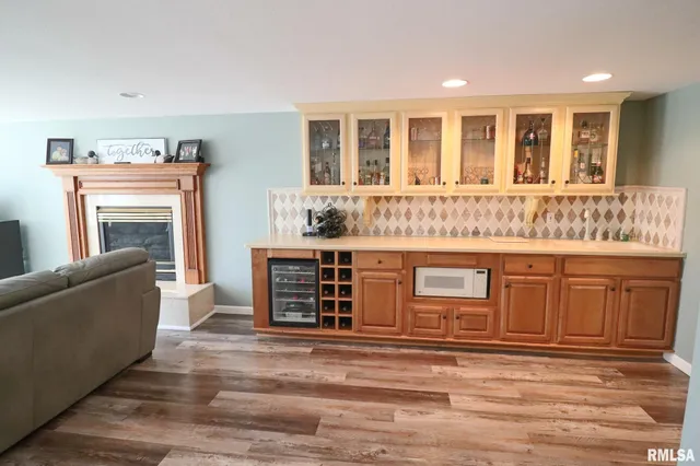 $415,000 | 4 Valley Lane, Carlinville, IL 62626