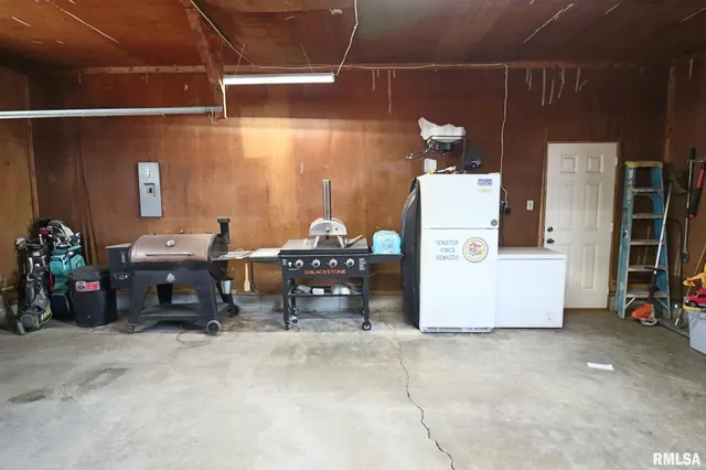 $415,000 | 4 Valley Lane, Carlinville, IL 62626