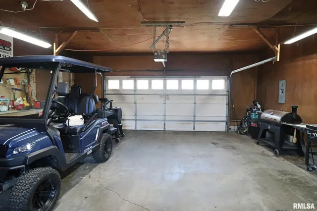 $415,000 | 4 Valley Lane, Carlinville, IL 62626